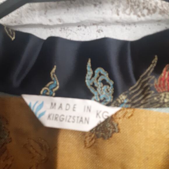Luxurious Embroidered Woven Robe Kirgiztan Silk? Trendsetter - Picture 4 of 12